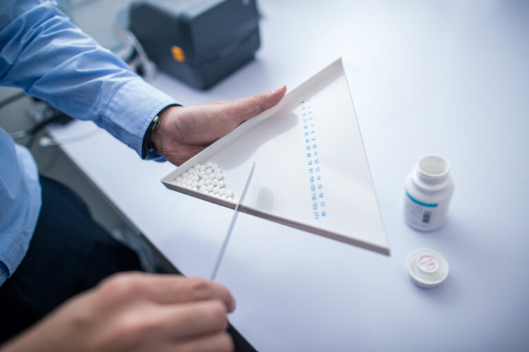 憑配藥所需文件 開放時間內隨時配藥